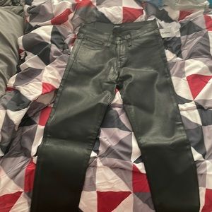 Coated skinny jeans. Leather look without the price!